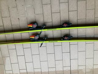 Sci Rossignol anni '90 con attacchi salomon 