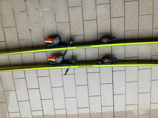 Sci Rossignol anni '90 con attacchi salomon