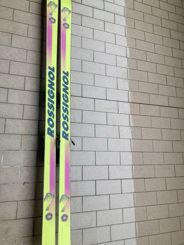 Sci Rossignol anni '90 con attacchi salomon