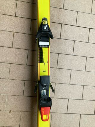 Sci Rossignol anni '90 con attacchi salomon 