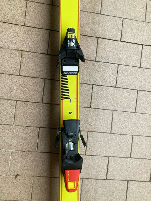 Sci Rossignol anni '90 con attacchi salomon