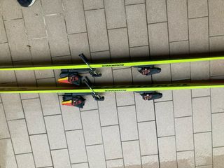 Sci Rossignol anni '90 con attacchi salomon 