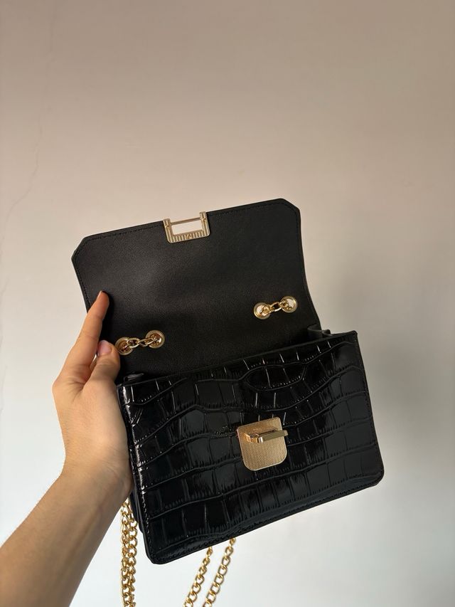 Bolso negro efecto piel con cadena dorada