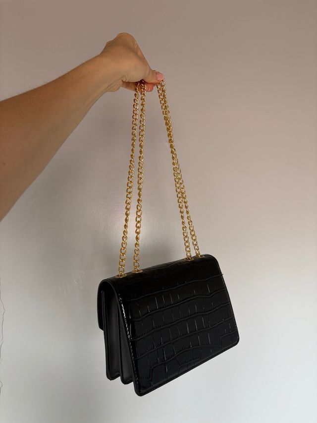 Bolso negro efecto piel con cadena dorada