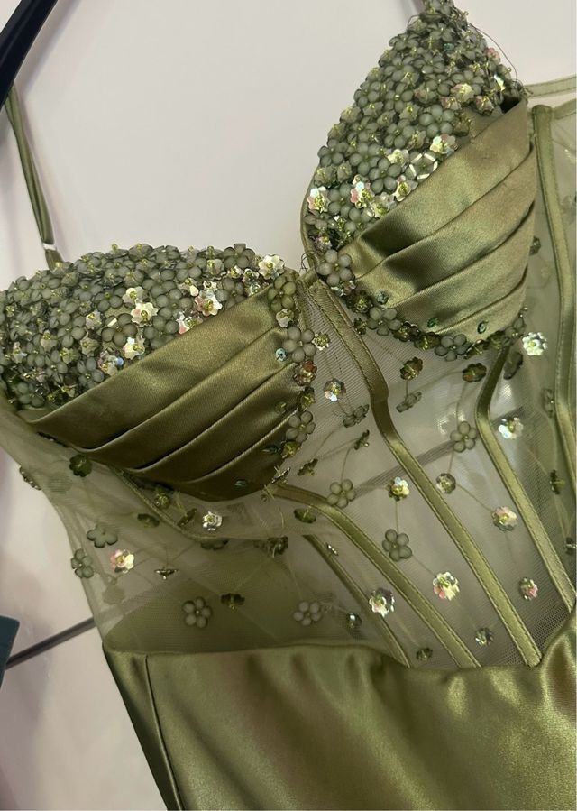 Vestido de boda verde con pedrería