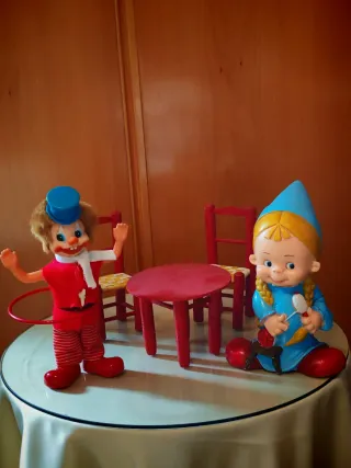 Mesa y sillas de madera de juguete