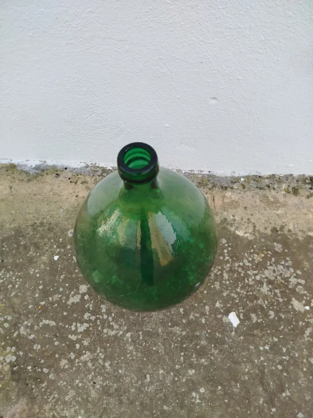 Damajuana antigua verde