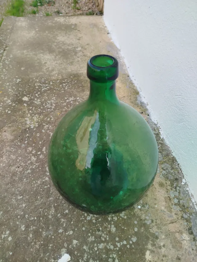 Damajuana antigua verde