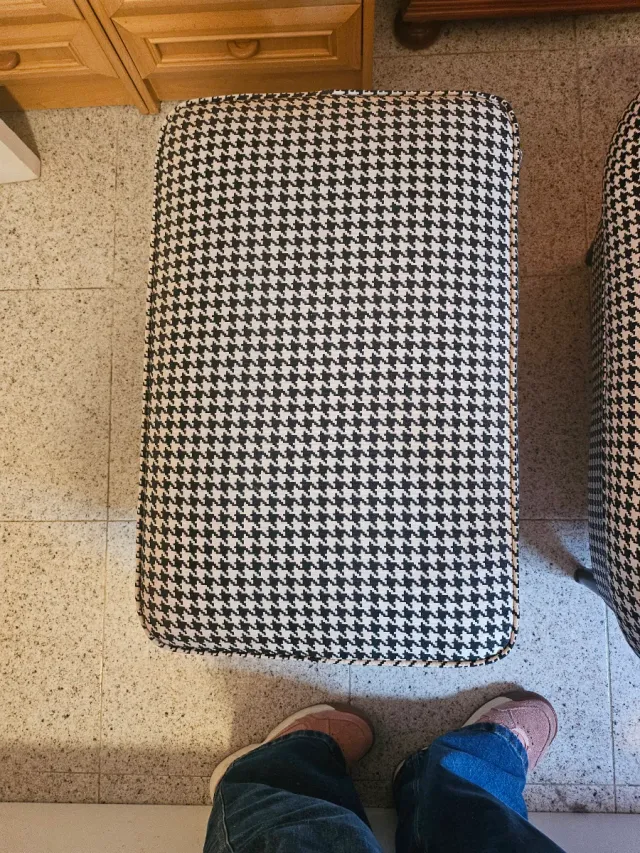 Sillón y reposapiés estampado