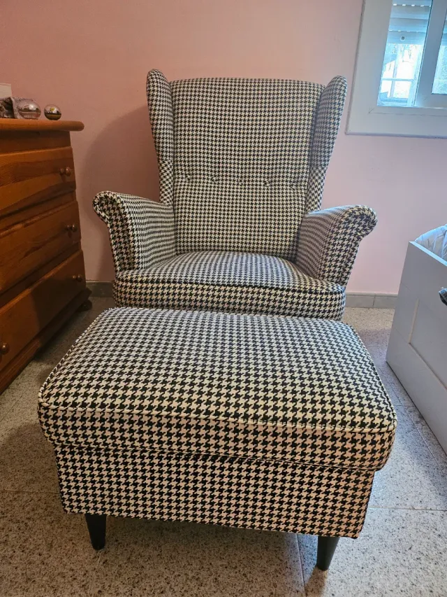 Sillón y reposapiés estampado