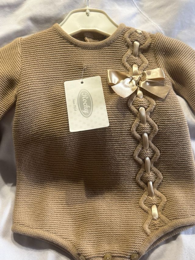 Pelele beige con lazo