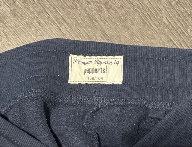 Pantalón chándal azul oscuro con raya gris