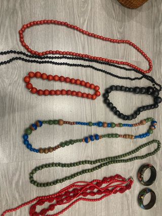 Collares y pulseras de cuentas