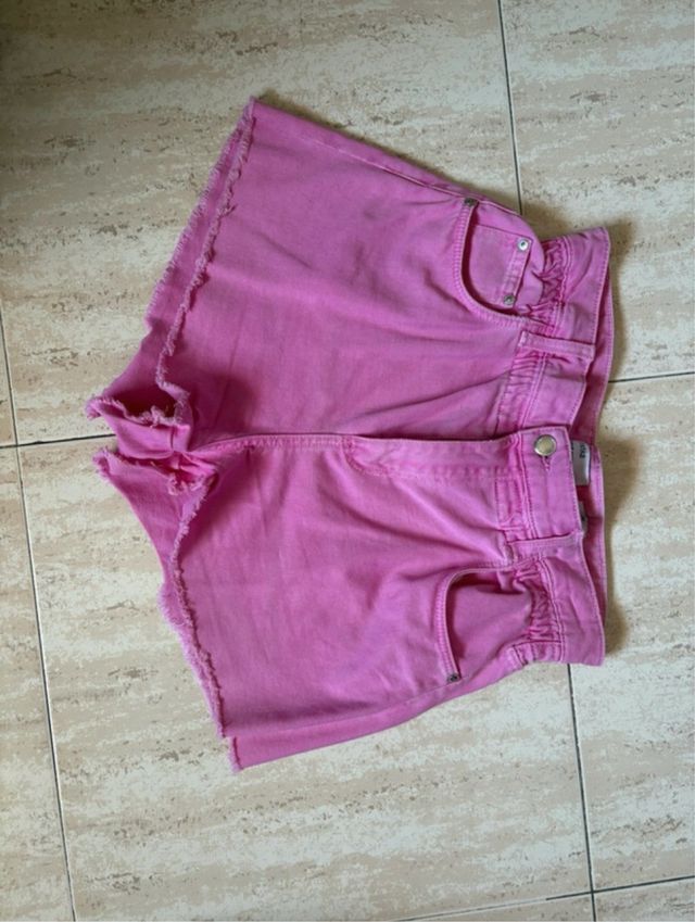 Pantalones cortos rosas deshilachados