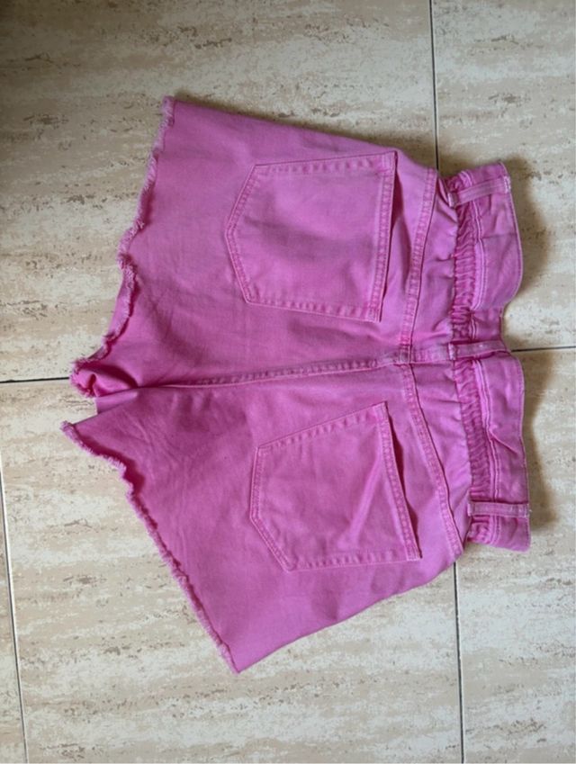 Pantalones cortos rosas deshilachados