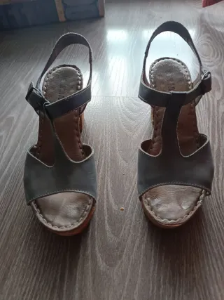 Sandalias de piel azul con tacón de corcho