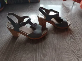 Sandalias de piel azul con tacón de corcho