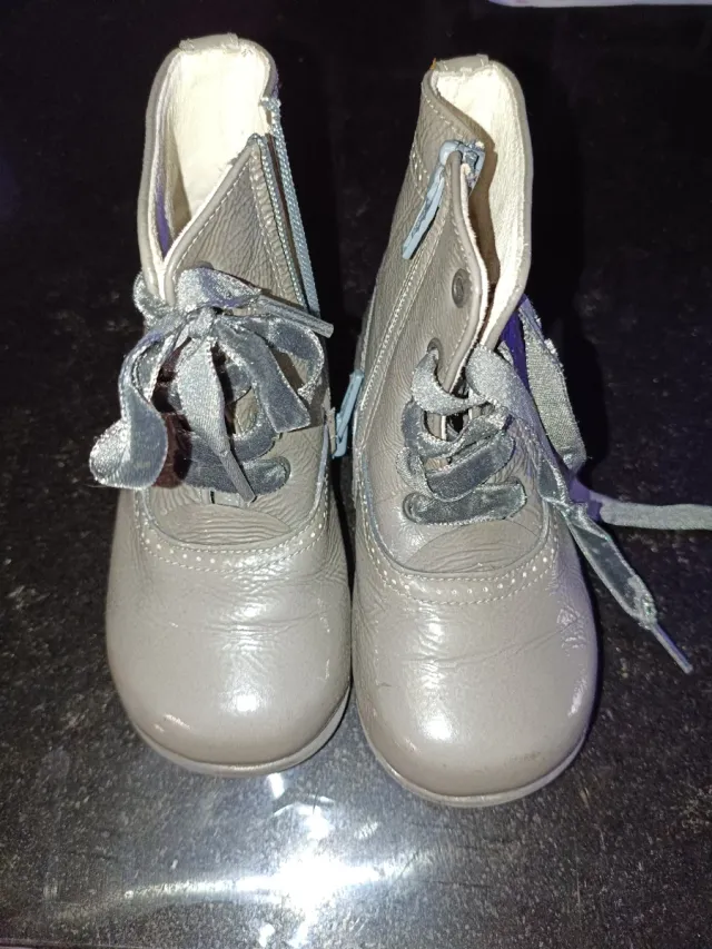 Botas niña grises con lazo