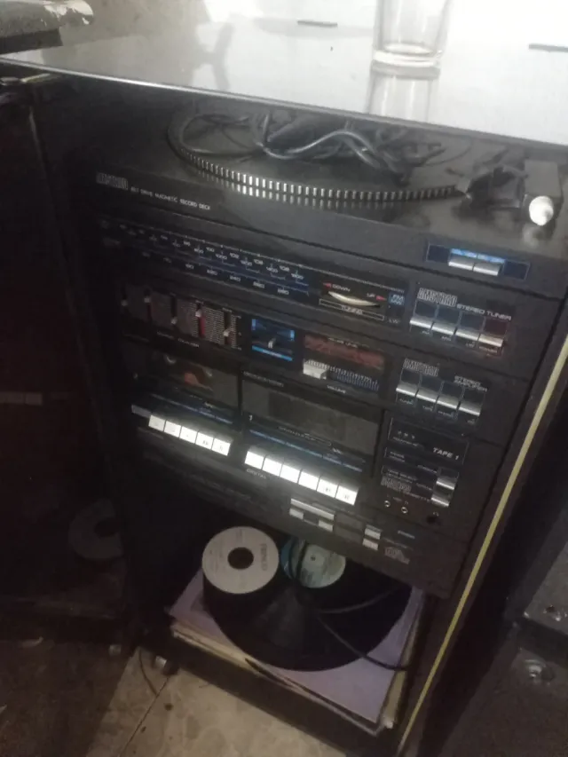 Equipo de música y altavoces