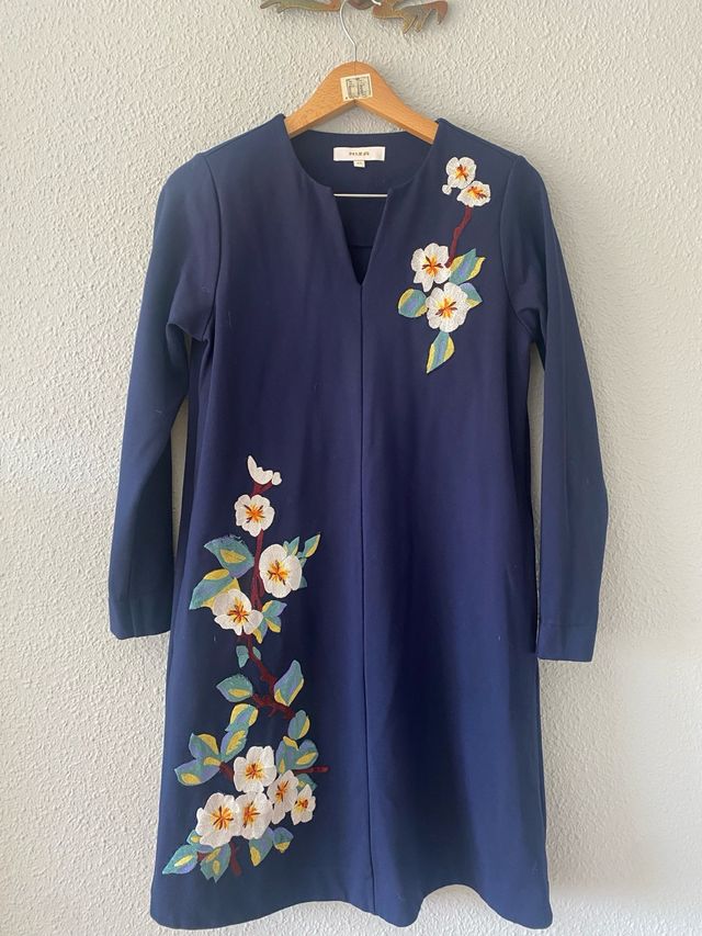 Vestido azul con bordado floral