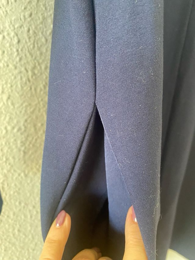 Vestido azul con bordado floral