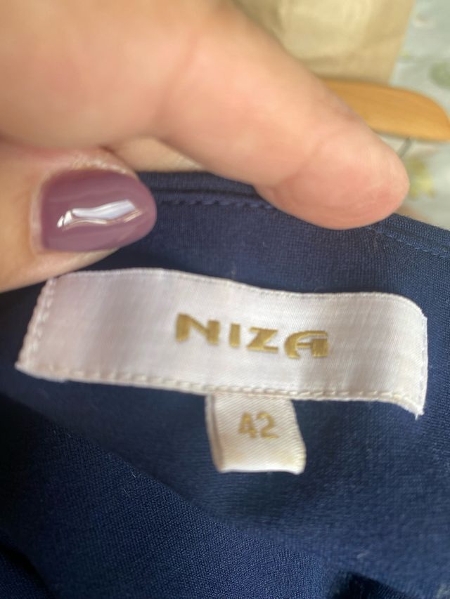 Vestido azul con bordado floral