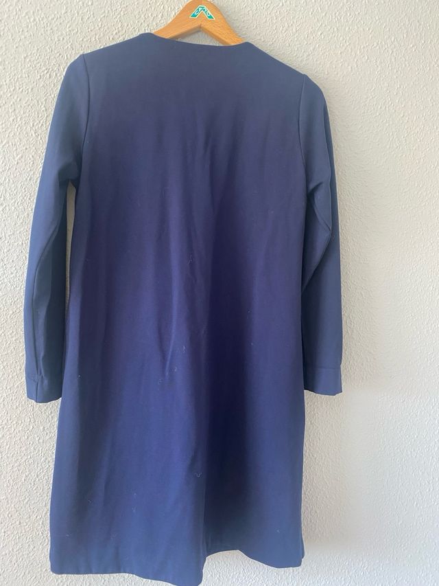 Vestido azul con bordado floral