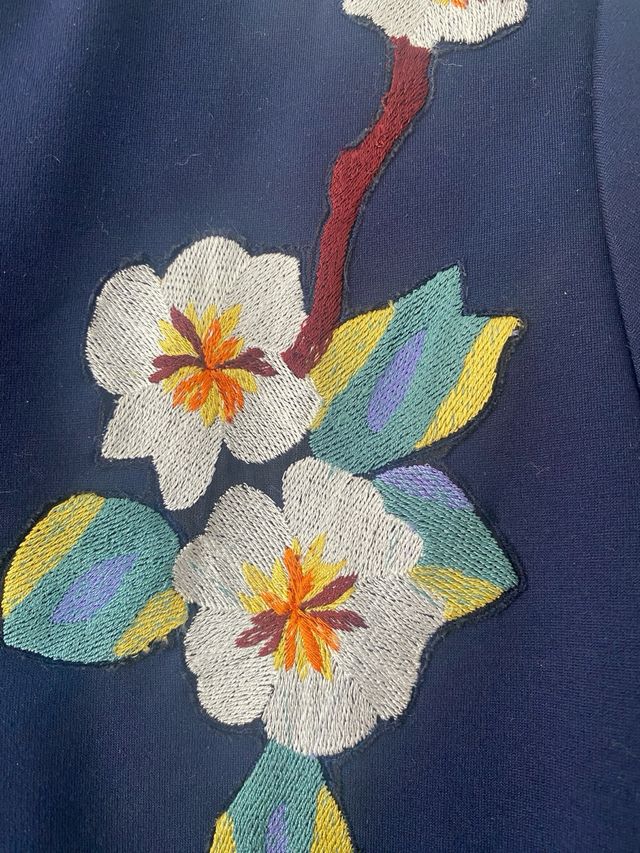 Vestido azul con bordado floral