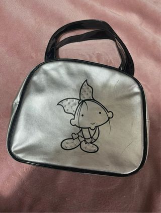 Bolso plateado con dibujo de muñeca