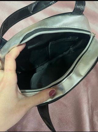 Bolso plateado con dibujo de muñeca