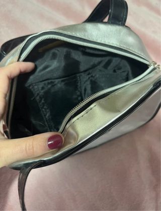 Bolso plateado con dibujo de muñeca
