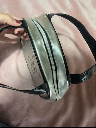 Bolso plateado con dibujo de muñeca