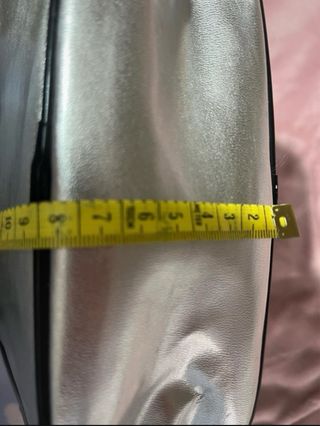 Bolso plateado con dibujo de muñeca