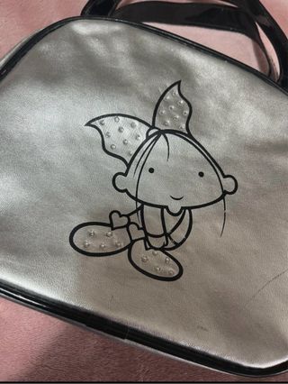 Bolso plateado con dibujo de muñeca