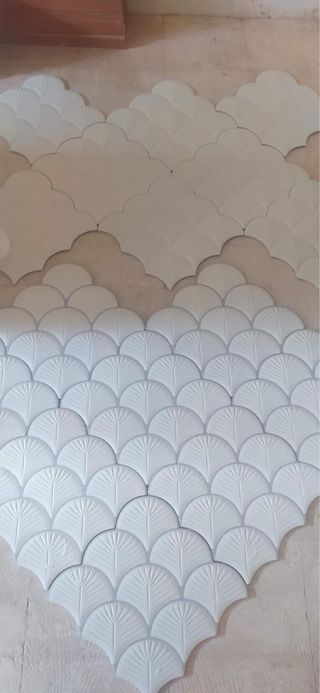 Cerámica blanca con diseño de escamas