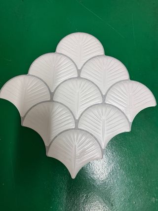 Cerámica blanca con diseño de escamas