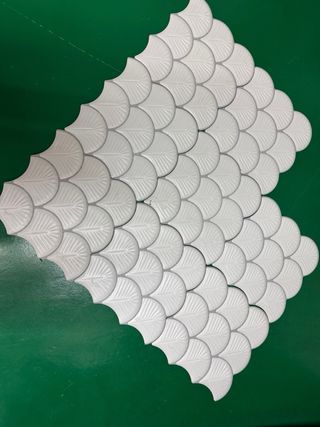 Cerámica blanca con diseño de escamas