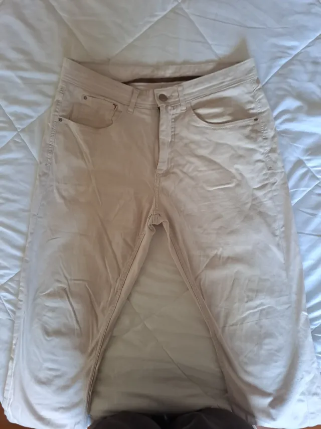 Pantalón pitillo beige
