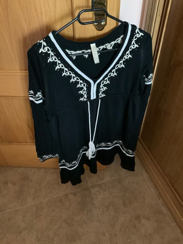 Camiseta negra bordada