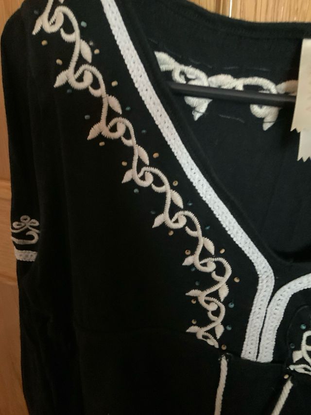 Camiseta negra bordada