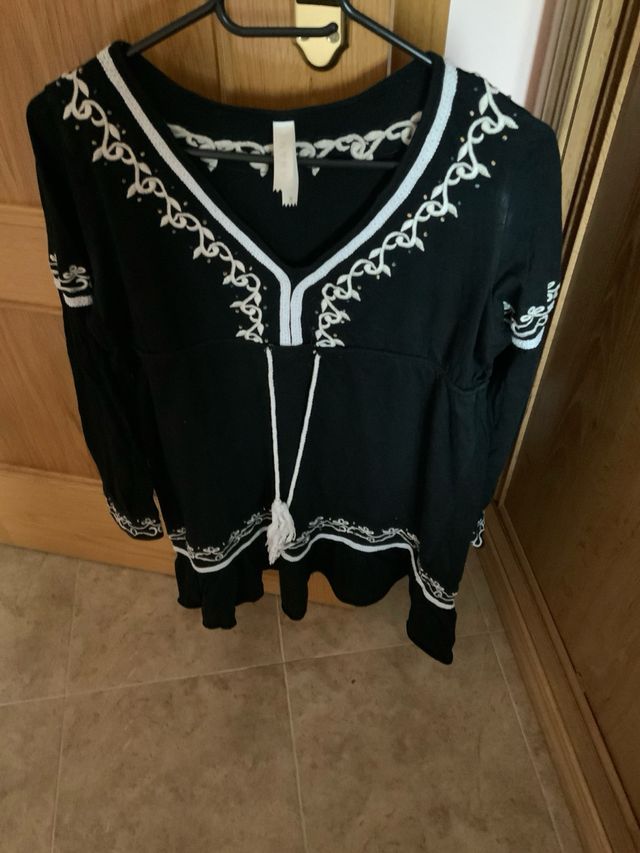 Camiseta negra bordada