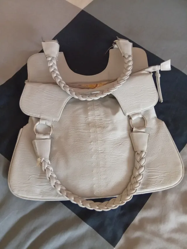 Bolso gris de cuero, con asas trenzadas