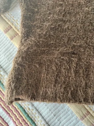 Camisola de malha castanha com gola alta