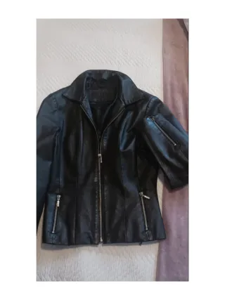 Cazadora de piel negra