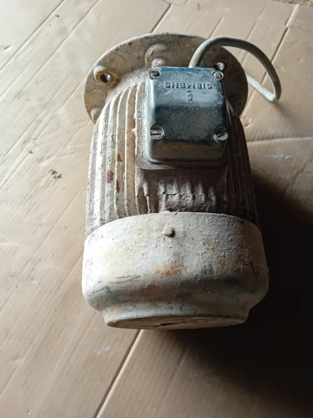 Motor Eléctrico Siemens con Polea de 380v