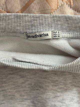 Sudadera Stradivarius gris y beige Talla S