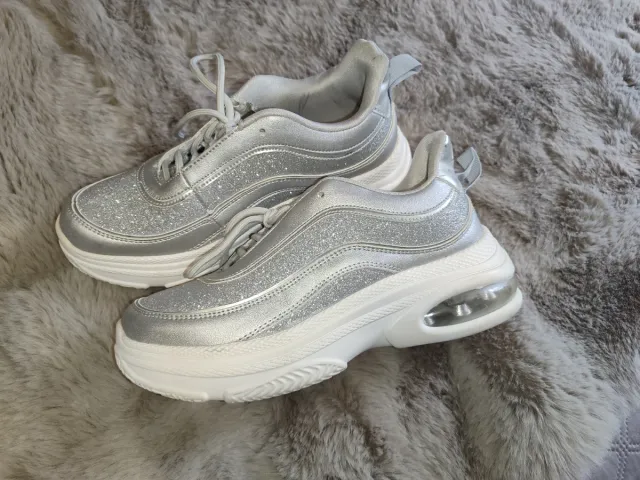 Zapatillas plateadas y blancas con brillos