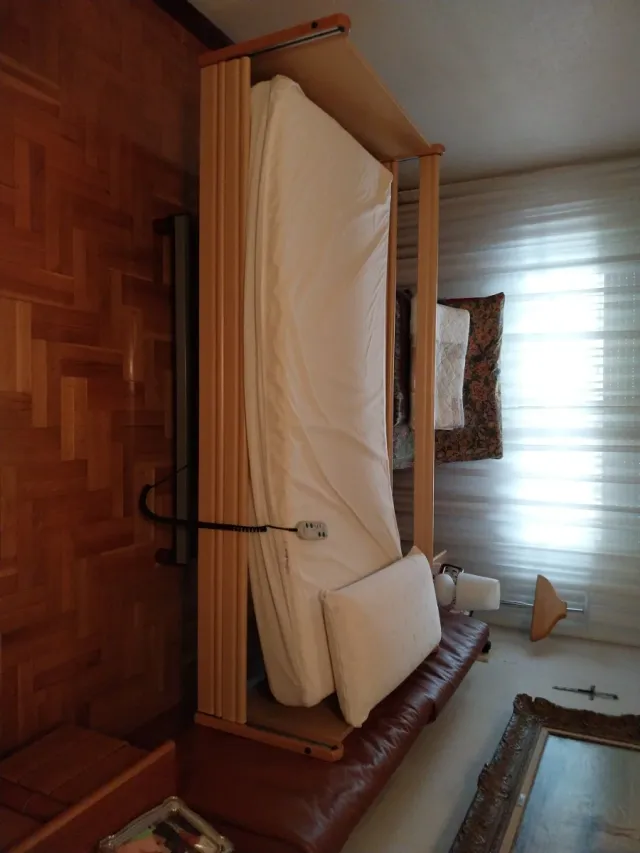 Cama de madera articulada con barreras.