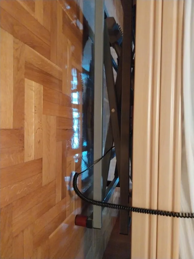 Cama de madera articulada con barreras.