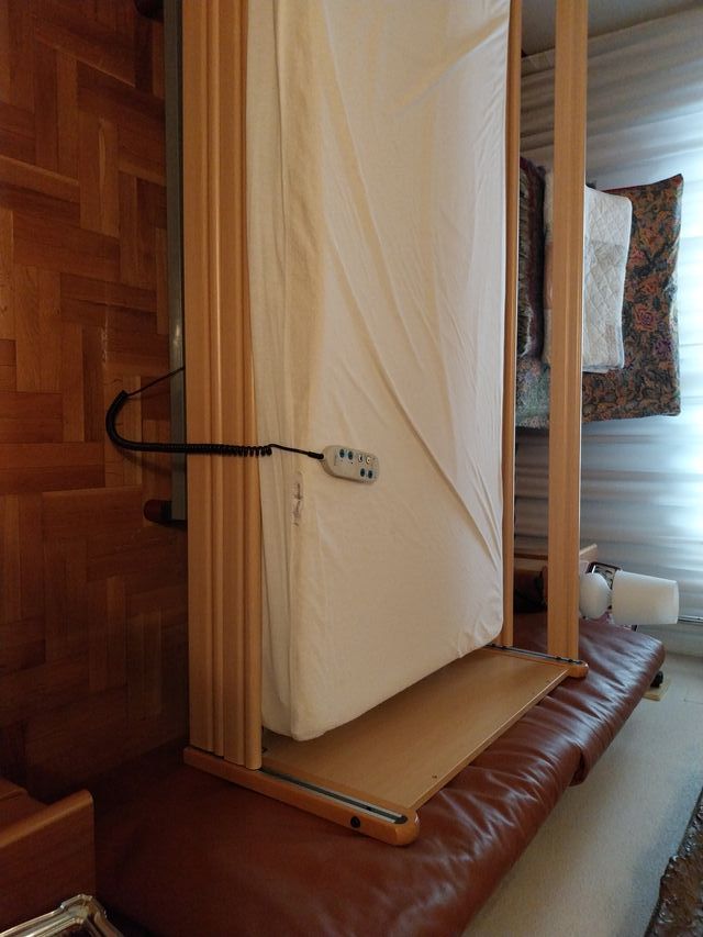 Cama de madera articulada con barreras.